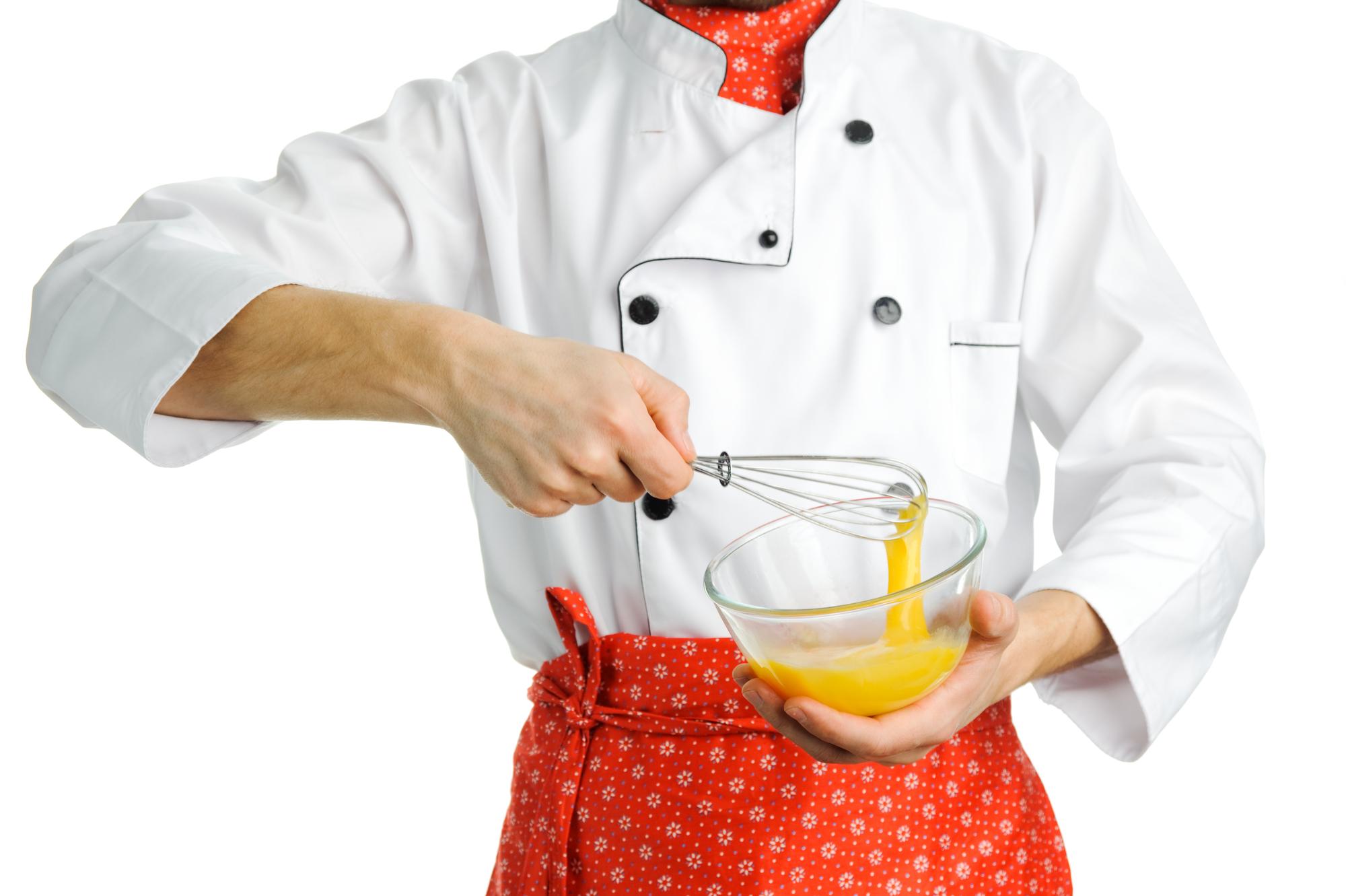 Chef che prepara un piatto colorato