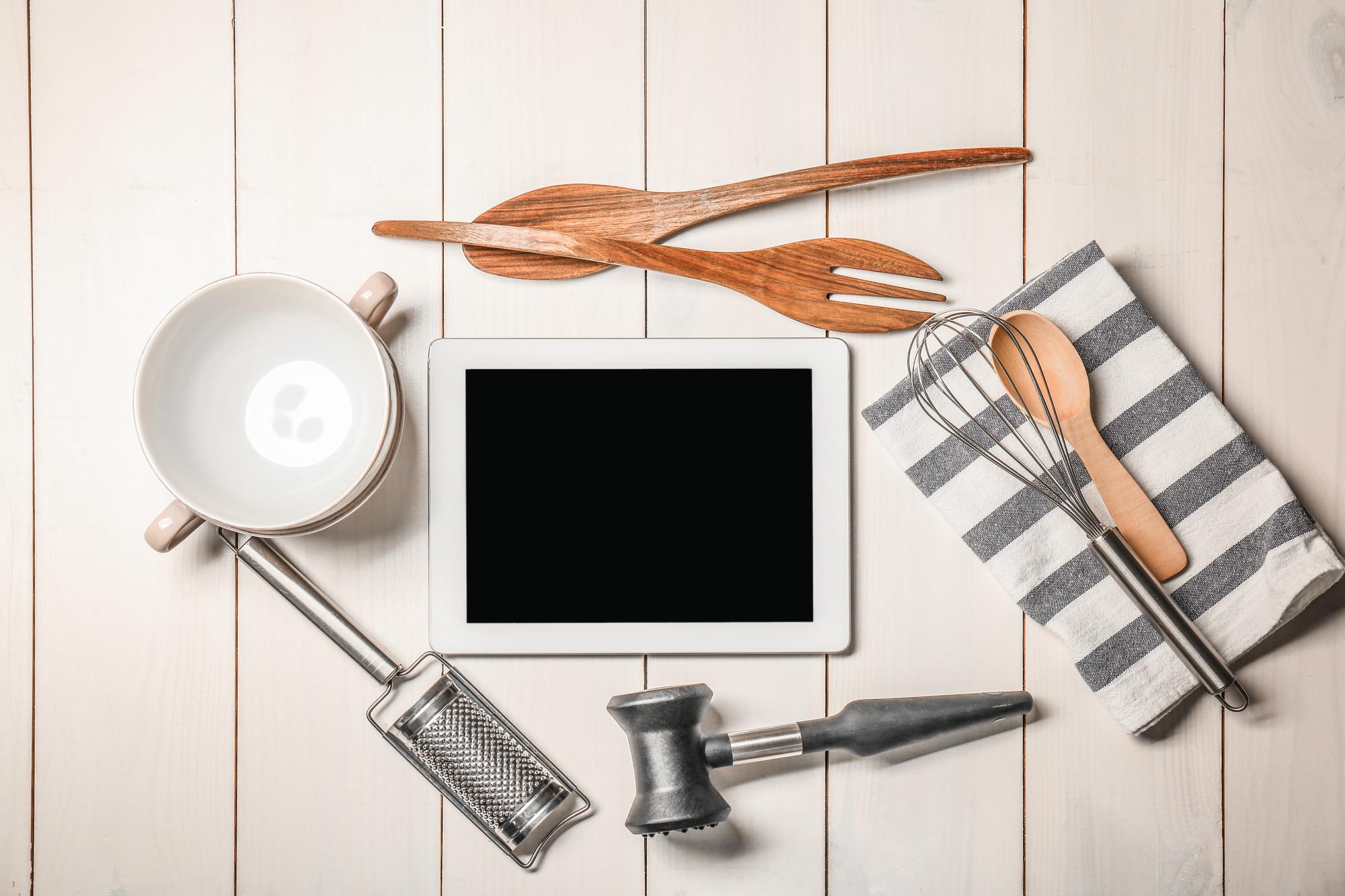 Set di utensili da cucina su tavolo